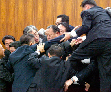 日議員養(yǎng)老金議案相爭打作一團(tuán)