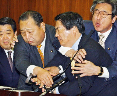 日議員養(yǎng)老金議案相爭打作一團(tuán)