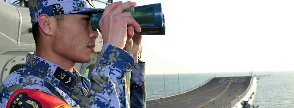 我國第一艘航空母艦遼寧艦首次靠泊三亞某軍港