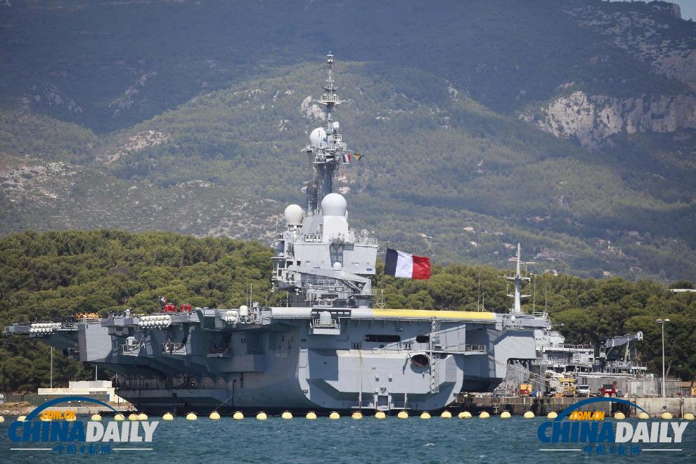 法國(guó)戴高樂號(hào)航母現(xiàn)身地中海港口