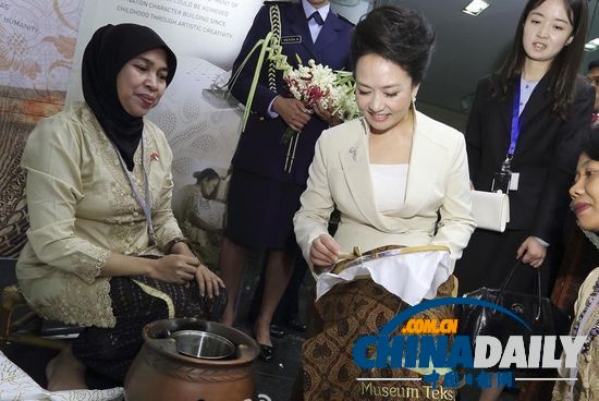 最炫民族風(fēng):盤點(diǎn)彭麗媛東南亞一行亮麗著裝(圖)