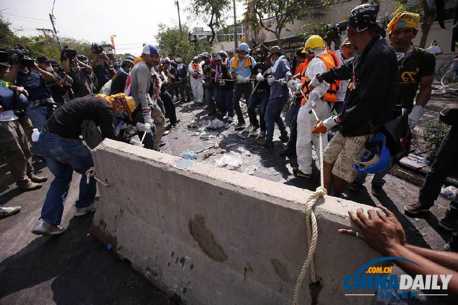 泰國(guó)示威者占領(lǐng)總理府和警察總部 警方排排坐不阻攔