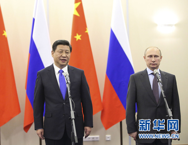 習(xí)近平和普京共同與參加敘利亞化學(xué)武器海運(yùn)聯(lián)合護(hù)航的中俄軍艦艦長(zhǎng)視頻通話