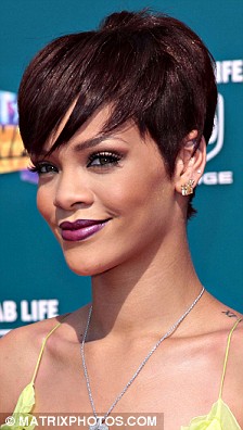 美第一夫人新發(fā)型酷似女星蕾哈娜 或?qū)⑾破鹉７嘛L(fēng)潮