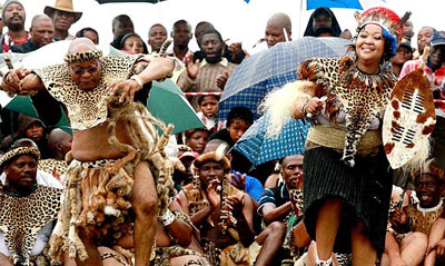 祖馬迎娶第五妻 南非將同時出現(xiàn)三位“第一夫人”