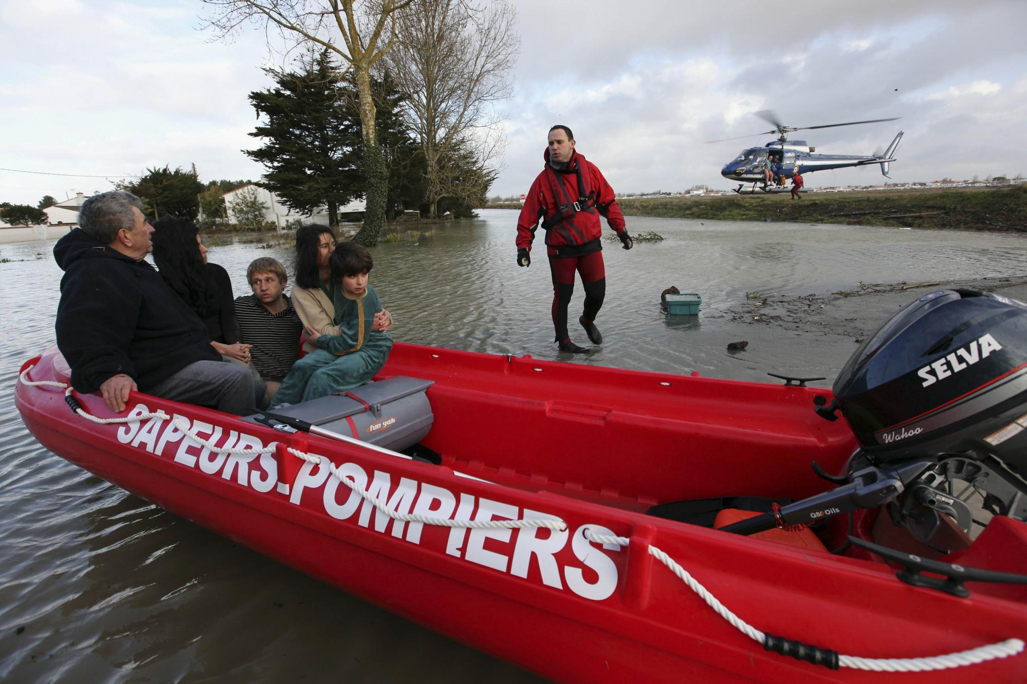 狂風(fēng)暴雨狂襲歐洲50人死亡 法國(guó)進(jìn)入“災(zāi)難狀態(tài)”