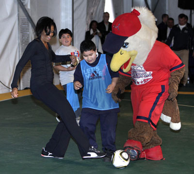 組圖:美第一夫人秀足球 鼓勵兒童多鍛煉