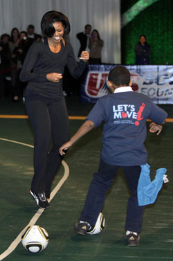 組圖:美第一夫人秀足球 鼓勵兒童多鍛煉