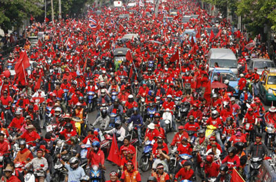 他信呼吁民眾支持“紅衫軍” 阿披實承認泰國已分裂