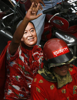 他信呼吁民眾支持“紅衫軍” 阿披實承認泰國已分裂