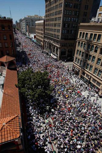 美十萬人五一期間走上街頭 抗議亞利桑那州嚴(yán)苛移民法