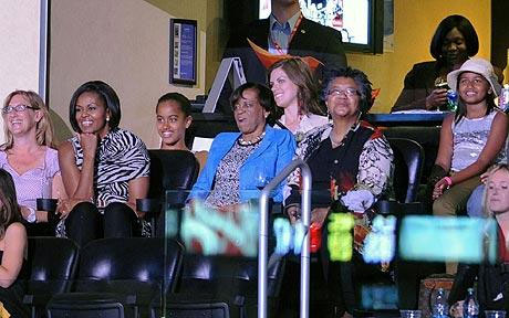 圖：米歇爾攜愛(ài)女現(xiàn)場(chǎng)支持湖人隊(duì) 羨煞總統(tǒng)奧巴馬