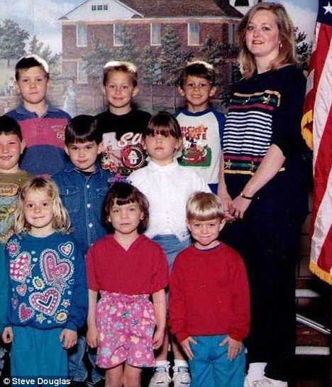 FBI特工赴英暗訪泄密“內(nèi)奸”之母 曼寧曲折身世曝光