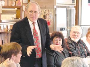 美國軍事委員會主席遭反戰(zhàn)人士投擲蘋果派抗議