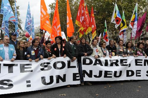 法國爆發(fā)第三輪全國性游行示威抗議退休制度改革