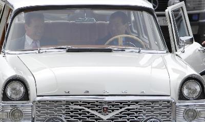 施瓦辛格訪俄與梅德韋杰夫同健身 擠地鐵照片上微博