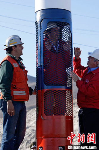 智利受困兩個(gè)多月礦工今日早上開始升井