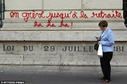 法大罷工導(dǎo)致油荒 巴黎主要機(jī)場燃油供應(yīng)被“切斷”