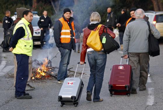 組圖：法國(guó)示威者封鎖馬賽機(jī)場(chǎng)道路 旅客被迫步行