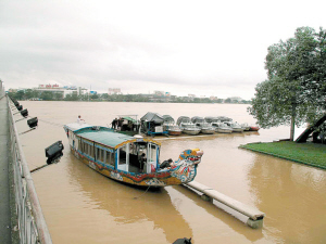 越南中部遭第四輪洪水襲擊 11人死亡