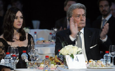 普京慈善晚會(huì)秀才藝 彈琴唱歌不輸好萊塢明星