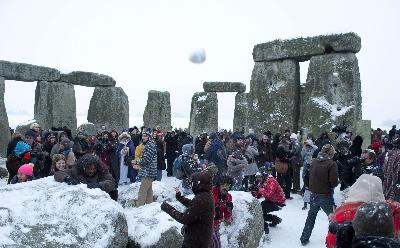 過(guò)半歐美地區(qū)迎“白色圣誕節(jié)” 浪漫不敵出行難?