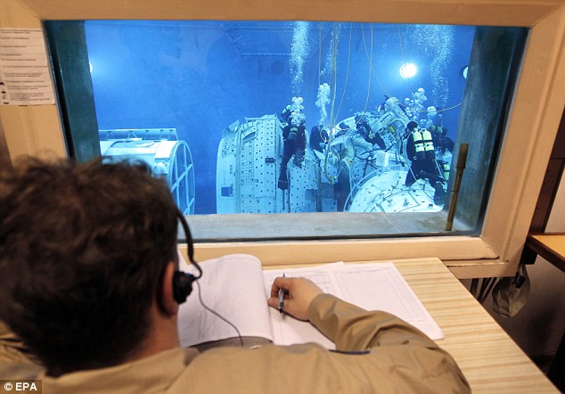 泳池中的太空艙——俄公布宇航員水下訓(xùn)練圖