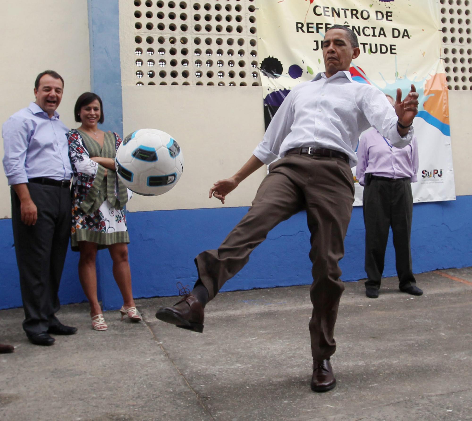 奧巴馬巴西秀球技 “不計(jì)前嫌”愿來里約看奧運(yùn)