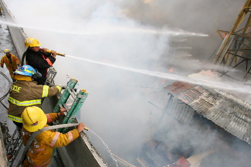 菲律賓首都大馬尼拉地區(qū)馬卡蒂市火災(zāi)現(xiàn)場(chǎng)