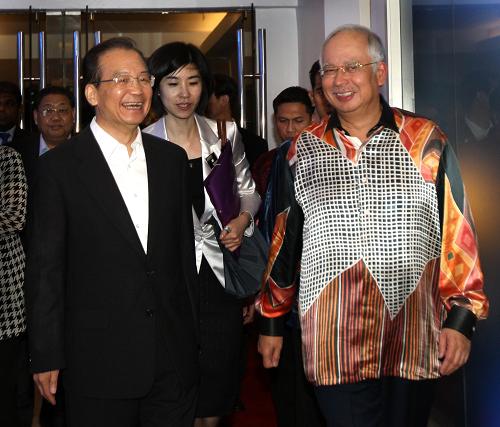 溫家寶與馬來(lái)西亞總理舉行小范圍會(huì)見(jiàn)并出席宴會(huì)