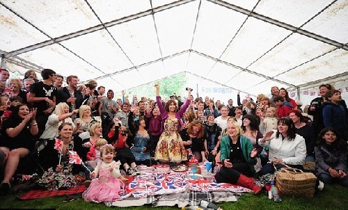 凱特家鄉(xiāng)舉辦熱鬧慶?;顒?村民激動落淚