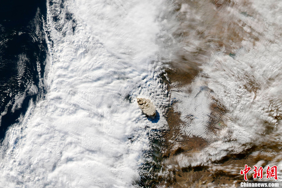 智利火山衛(wèi)星圖公布 火山灰延伸狀如羽毛(高清組圖)