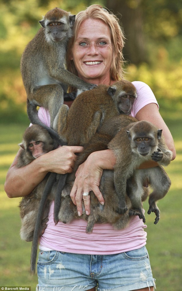 美國婦女自認“猴媽” 飼養(yǎng)5只獼猴形影不離甚至同睡