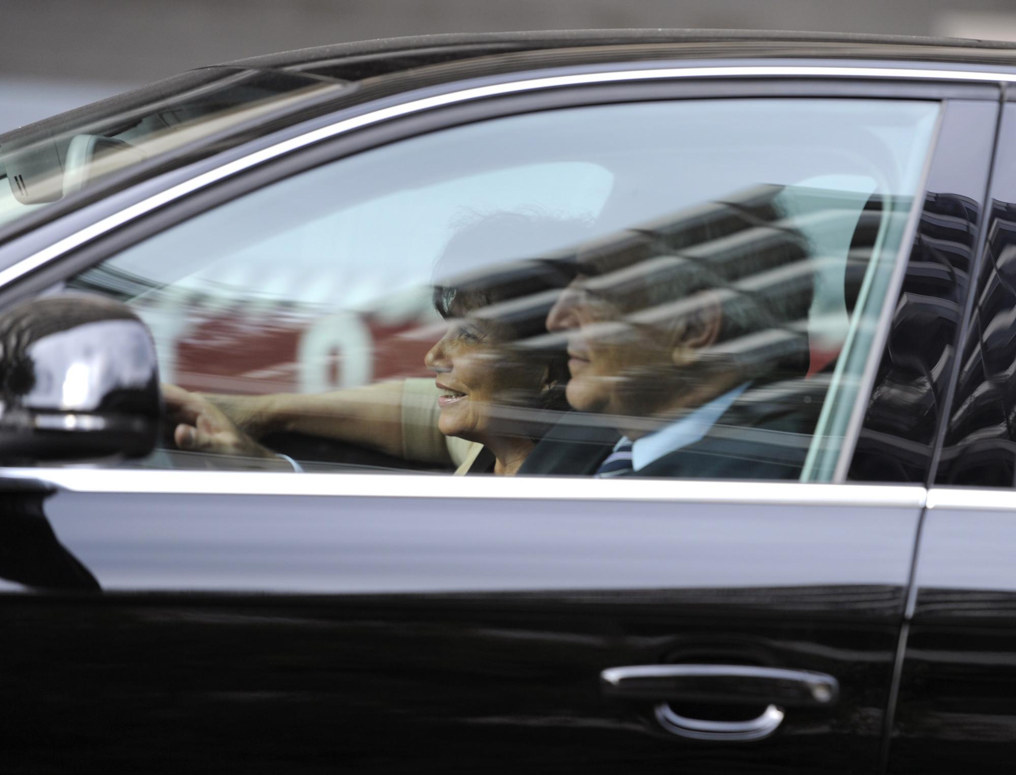 卡恩造訪華盛頓IMF總部向員工告別 受到熱烈歡迎