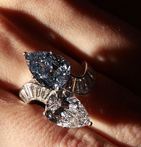 罕見藍(lán)寶石鉆戒首次亮相香港拍賣會(huì) 拍出近190萬英鎊高價(jià)