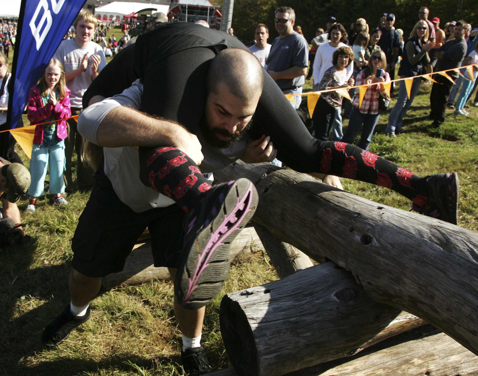 戰(zhàn)勝“寡婦制造者” 美夫婦“北美背媳婦錦標(biāo)賽”奪冠