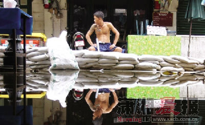 泰國曼谷洪水漫入泰皇宮 留守居民從容應(yīng)對