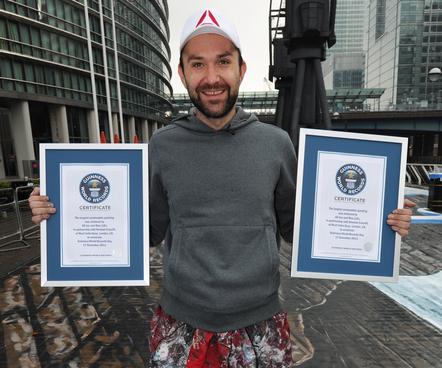 世界最大3D繪畫(huà)亮相倫敦街頭 可體驗(yàn)“懸崖”健身樂(lè)趣