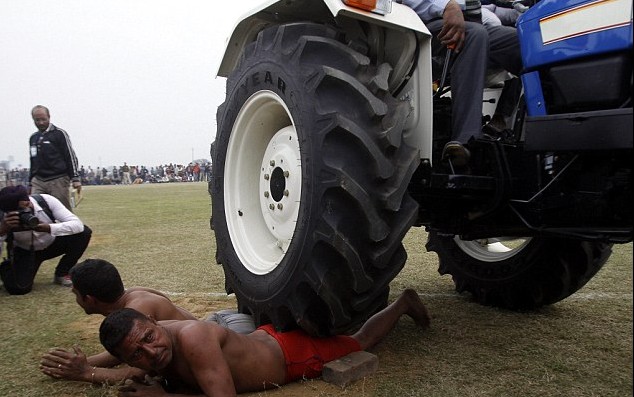 頭發(fā)拉車、牙齒搬磚 印度鄉(xiāng)村奧運(yùn)會(huì)牛人顯神通