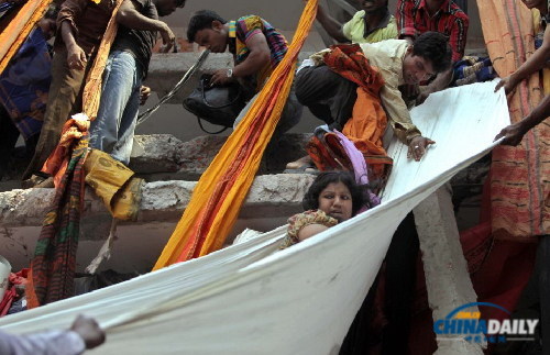 組圖:孟加拉國大樓坍塌 布條成救援主力軍