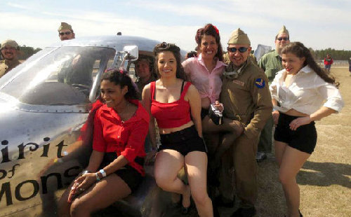 美國(guó)男子將廢棄飛機(jī)改裝成汽車 拉風(fēng)上路引圍觀