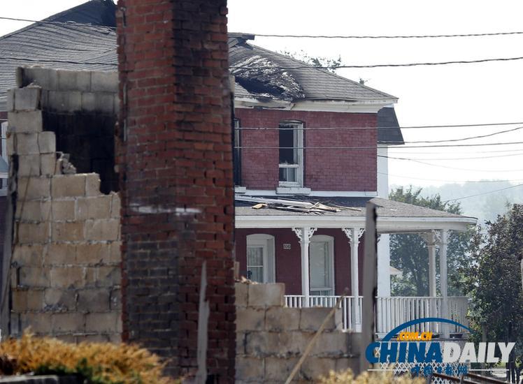 組圖:加拿大油罐車出軌爆炸五死數(shù)十傷 總理趕赴現(xiàn)場(chǎng)