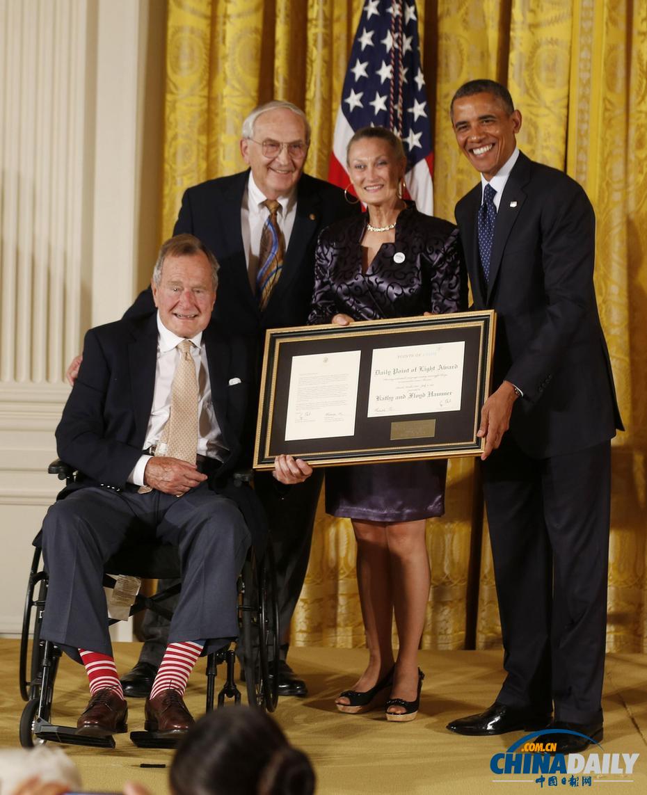 圖：奧巴馬頒獎表彰志愿者 創(chuàng)立人老布什坐輪椅出席