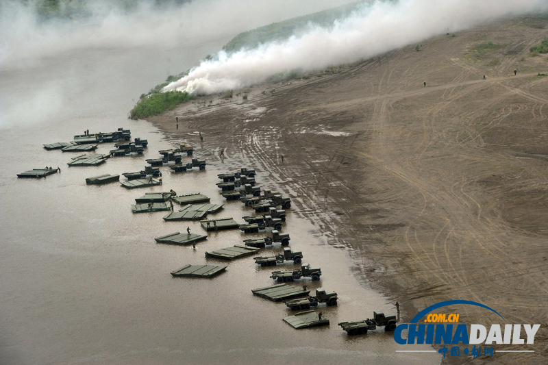 俄羅斯舉行最大規(guī)模軍演 普京乘直升機(jī)觀看（組圖）