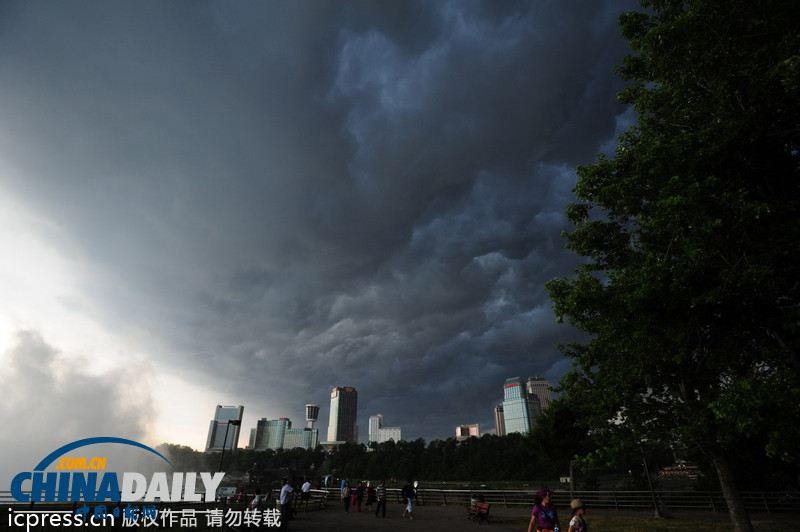 尼亞加拉大瀑布出現(xiàn)詭異陰云 仿佛世界末日（組圖）