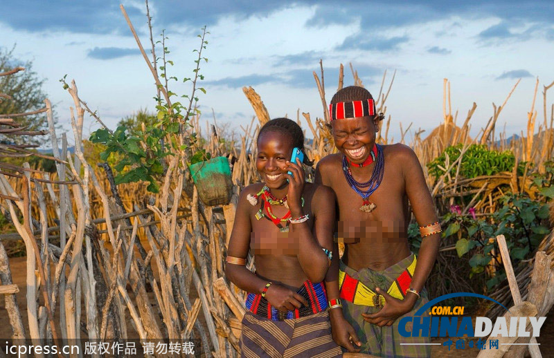 盤(pán)點(diǎn)土著人現(xiàn)代化進(jìn)程 玩單反相機(jī)用蘋(píng)果電腦