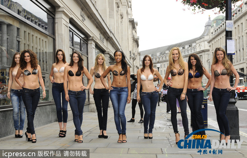 英國街頭性感女模上演火辣隱形文胸真人秀(組圖)