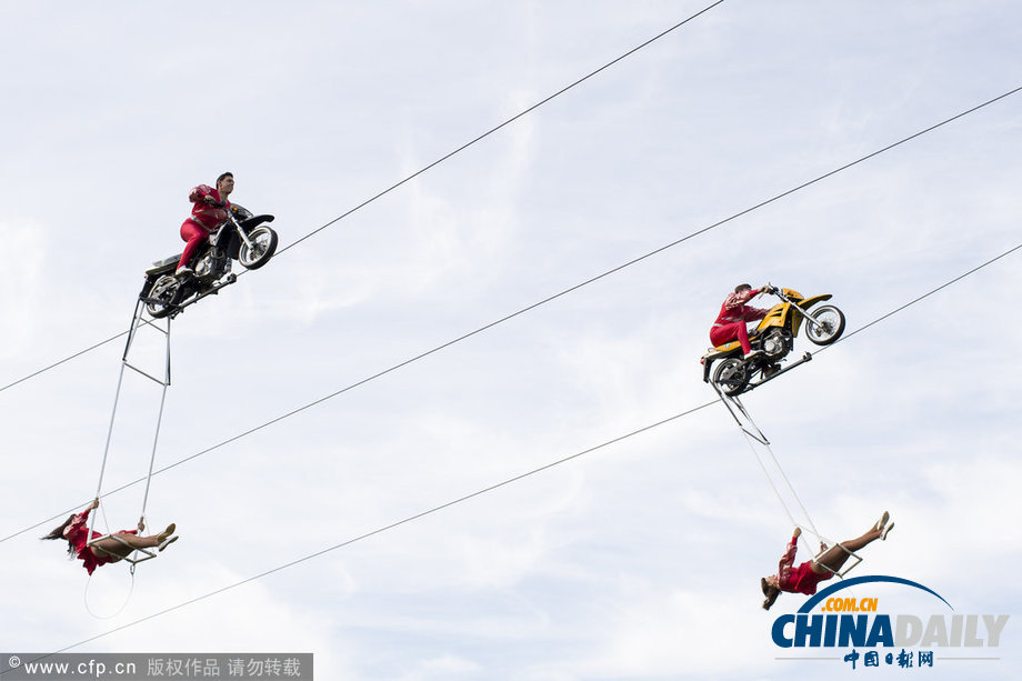 德國高空鋼絲表演隊(duì)上演刺激表演 騎摩托空中“飆車”