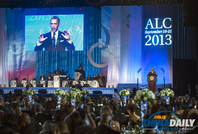 奧巴馬夫婦出席非裔議員頒獎晚宴 親密擁吻大秀恩愛(組圖)