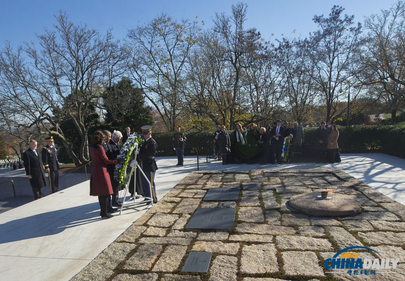 奧巴馬和克林頓一起攜夫人緬懷肯尼迪并獻(xiàn)花圈